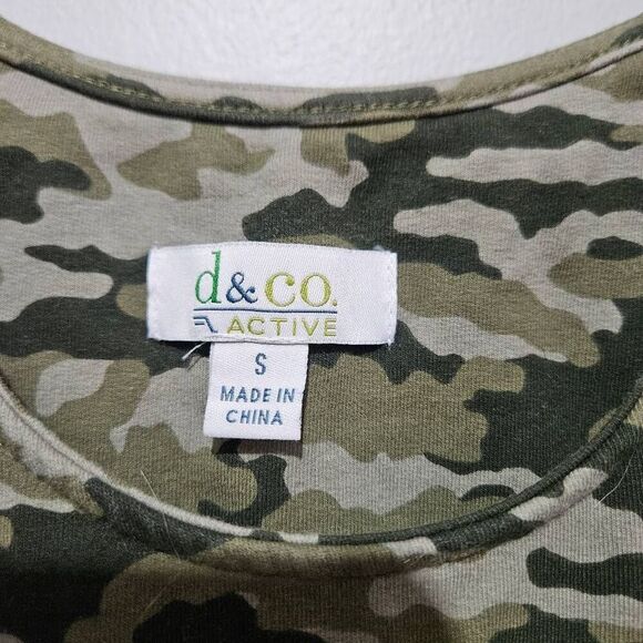 D&Co Denim + Co Women Activewear A-Line Tunic Top Size Small Green Camo Short Sl - Picture 3 of 8